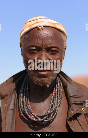Portrait von senior Himba-Mann. Kaokoland, Norden Namibias. Stockfoto