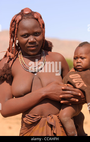 Porträt von Himba Mutter und Kind. Kaokoland, Norden Namibias. Stockfoto