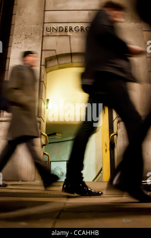 Menschen zu Fuß vorbei an Bank u-Bahnhaltestelle, London Stockfoto