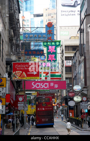 Werbung, Werbeschilder hängen über der Straße in lan Kwai Fong in der tagsüber Hongkong Sonderverwaltungsregion Hongkong China Asien Stockfoto