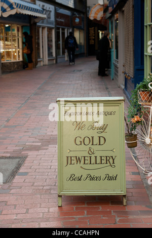 Schilder vor einem Antiquitätenladen der Brighton Lanes, in dem Gold und Schmuck gekauft werden. Brighton East Sussex England Großbritannien Stockfoto