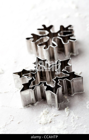 Nahaufnahme von metallischen Lebkuchen Fräser, sternförmig und Schneeflocke Stockfoto