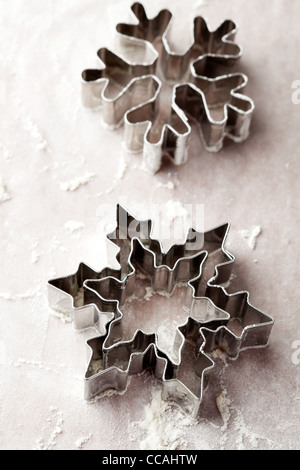 Nahaufnahme von metallischen Lebkuchen Fräser, sternförmig und Schneeflocke Stockfoto