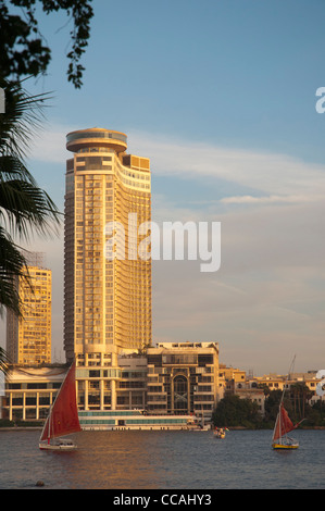 Feluken vorbei ins Grand Hyatt auf dem Nil in Kairo Stockfoto