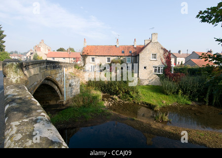 Der Fluss Roggen und Hauptstraße Brücke in der Marktstadt von Helmsley in North Yorkshire, Großbritannien Stockfoto