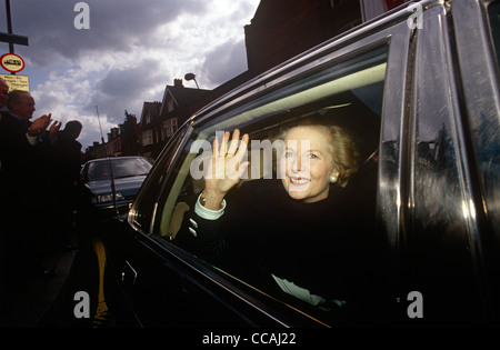 Ex-Premierministerin Margaret Thatcher lässt ehemaligen Wahlkreis Finchley bei der Werbetätigkeit für John Major 1992 Wahl Stockfoto