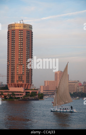 Feluke auf dem Nil, nähert sich das Sheraton Al Gezira Hotel auf der Insel Gezira Stockfoto