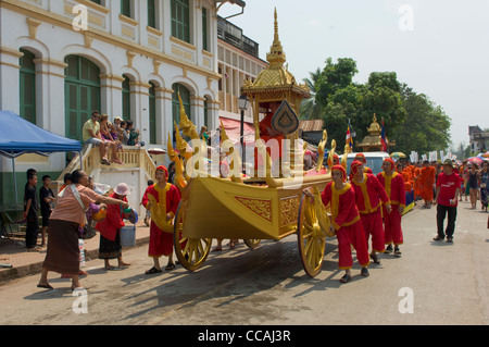 Buddhistischen Abt gedrängt in einem goldenen Wagen in einer Prozession auf Mue Nau, Lao Neujahr (Pi Mai Lao), Luang Prabang, Laos Stockfoto