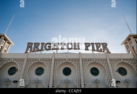 Brighton Pier Schild über dem Eingang pier Palace, Sussex, England Brighton, Großbritannien Stockfoto