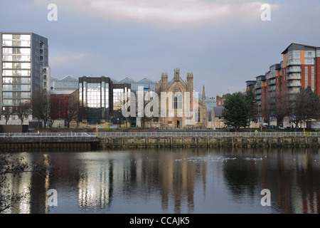 Blick über den Fluss Clyde an der Metropolitan Cathedral of St. Andrews in Glasgow. Stockfoto