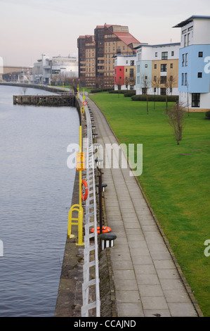 Riverside Promenade beliebt bei Wanderern und Radfahrern dieser Gehweg entlang der Glasgow Clyde in Schottland, UK läuft. Stockfoto