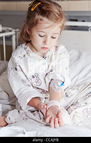 kleines Mädchen auf dem Krankenhausbett Stockfoto
