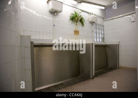 Sanistall öffentlichen Wasserfall Urinale in einer öffentlichen Toilette Hongkong Sonderverwaltungsregion Hongkong China Asien Stockfoto