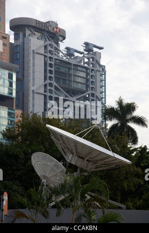 Satelliten und Kommunikation Gerichte auf dem Dach des Regierungsgebäude mit Hsbc Gebäude im Hintergrund Hongkong Sonderverwaltungsregion Hongkong china Stockfoto