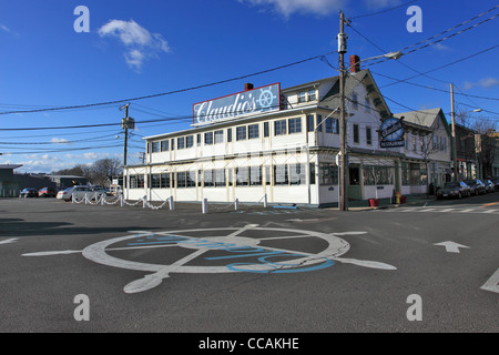 Claudios Fischrestaurant am Kai in Greenport Harbor auf der North Fork des östlichen Long Island NY Stockfoto