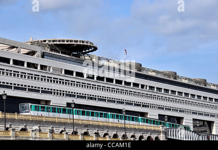 U auf Bercy Brücke vor dem Finanzministerium Bercy Paris Frankreich Stockfoto