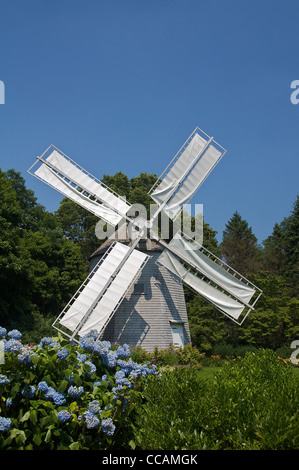 Die alte Ost-Windmühle am Heritage Museum und Gärten in der Stadt Sandwich, Massachusetts, USA Stockfoto