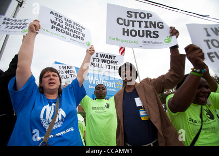 Walmart Mitarbeiter demonstrieren vor dem Walmart Home Office in Bentonville, Arkansas Stockfoto