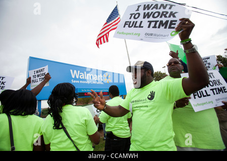 Walmart Mitarbeiter demonstrieren vor dem Walmart Home Office in Bentonville, Arkansas Stockfoto