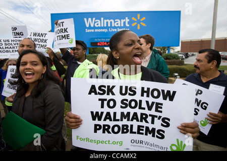 Walmart Mitarbeiter demonstrieren vor dem Walmart Home Office in Bentonville, Arkansas Stockfoto