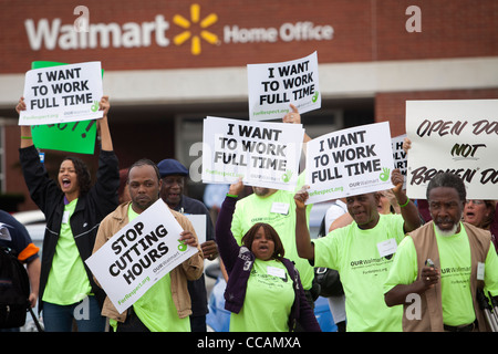 Walmart Mitarbeiter demonstrieren vor dem Walmart Home Office in Bentonville, Arkansas Stockfoto