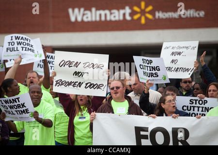 Walmart Mitarbeiter demonstrieren vor dem Walmart Home Office in Bentonville, Arkansas Stockfoto