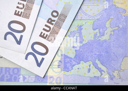 Banknoten von 20 Euro auf der europäischen Landkarte-Hintergrund Stockfoto