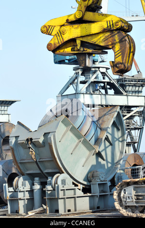 Rollen aus Stahlblech im Hafen Stockfoto