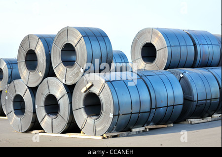 Rollen aus Stahlblech im Hafen Stockfoto