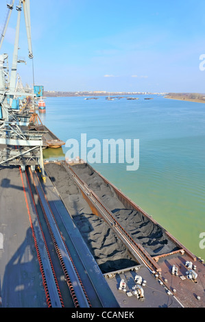 Kohle in den Hafen an der Donau Stockfoto