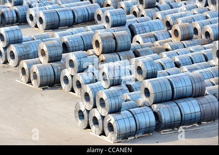 Rollen aus Stahlblech im Hafen Stockfoto