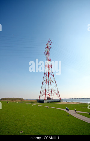 Dieses Strommastes befindet sich in Hetlingen, in der Nähe von Hamburg ist Europas höchste Strommasten mit 227 m Höhe. Stockfoto