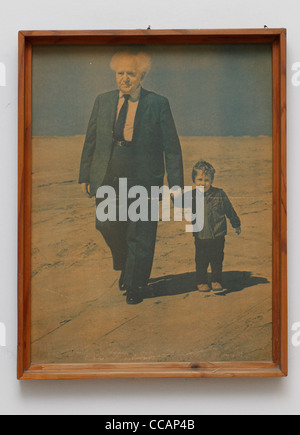 Im Gästezimmer des Ben Gurion-Hauses, das zwischen 1931-1968 in Tel Aviv als Residenz für Israels ersten Premierminister David Ben-Gurion diente, hing ein altes Foto von Ben Gurion. Israel Stockfoto