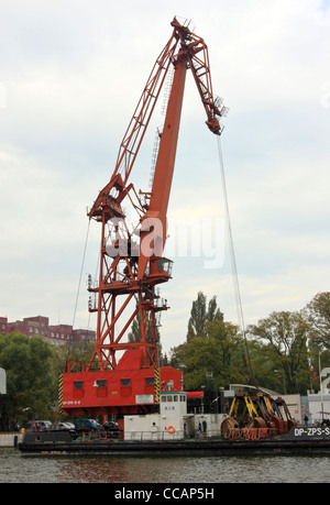 Schwimmkran im Hafen von Swinemünde, Polen Stockfoto