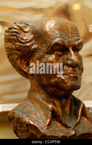 Eine geschnitzte Bronzebüste von Ben Gurion wurde im Ben Gurion Haus ausgestellt, das zwischen 1931-1968 in Tel Aviv als Residenz für Israels ersten Premierminister David Ben-Gurion diente. Israel Stockfoto