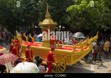 Buddhistischen Abt gedrängt in einem goldenen Wagen in einer Prozession, Mue Nau, Lao Neujahr (Pi Mai Lao), Luang Prabang, Laos Stockfoto