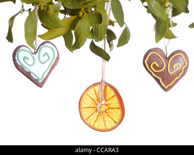 Mistel mit zwei Lebkuchen Herz Kuchen und getrockneten Orangenscheibe Stockfoto