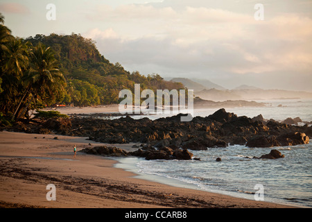 am frühen Morgen am Strand von Playa Montezuma in der kleinen Ferienanlage Montezuma, Halbinsel Nicoya, Costa Rica, Mittelamerika Stockfoto