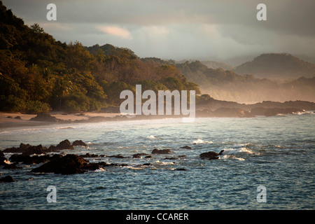 am frühen Morgennebel an der Küste in der kleinen Ferienanlage Montezuma, Halbinsel Nicoya, Costa Rica, Mittelamerika Stockfoto