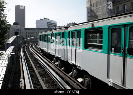 U-Bahn-Zug auf der Linie 6 Haltestelle Sèvres Lecourbe, Paris. Beachten Sie die Gummireifen auf Räder und horizontale Hilfslinie. Stockfoto