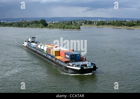Containerschiff am Rhein, Mainz, Deutschland. Stockfoto