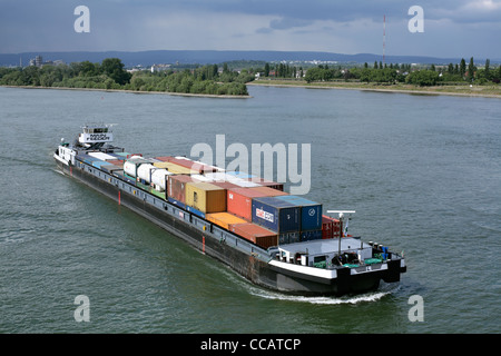 Containerschiff am Rhein bei Mainz, Deutschland Stockfoto