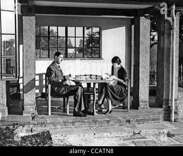 CHARLES DE GAULLE mit seiner Frau Yvonne in ihrem Exil-Haus, Rodinghead, kleine Gaddesden, Berkhampstead, im Juli 1941 Stockfoto