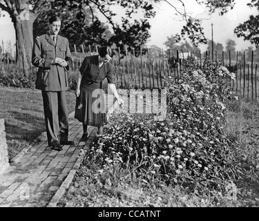 CHARLES DE GAULLE mit seiner Frau Yvonne in ihrem ExilHaus, Rodinghead
