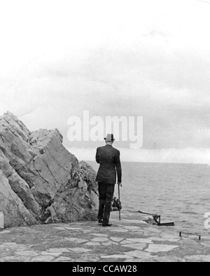 CHARLES DE GAULLE (1890-1970) Blick über den Ärmelkanal in 1947 Stockfoto