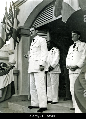 GENERAL CHARLES DE GAULLE im Tschad, 26. August 1941, mit Gouverneur Felix Eboue zu seiner rechten Stockfoto