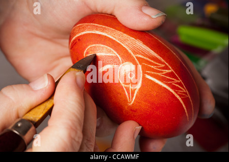 Hände, die ein Ei in der polnischen Tradition der Pisanki Ätzen Stockfoto