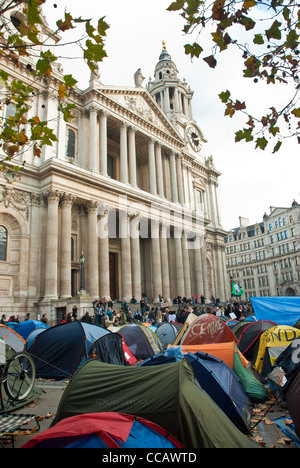 London in der St. Pauls Kathedrale einnehmen, zeigt die 'besetzen' Zelte gegen die ganze Fassade der St. Pauls Kathedrale. Stockfoto