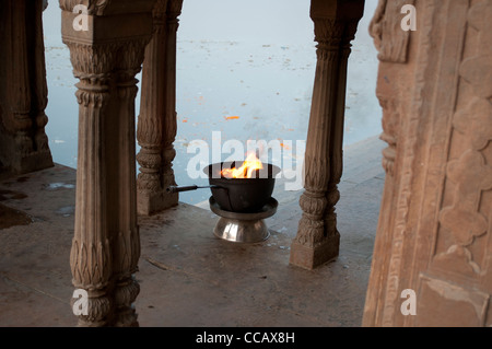 Heiliges Feuer, Yamuna River, Vrindavan, Uttar Pradesh, Indien Stockfoto