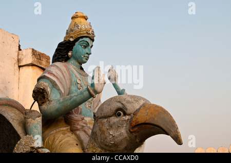 Lord Krishna auf einem Vogel Hindu-Tempel, Vrindavan, Uttar Pradesh, Indien Stockfoto